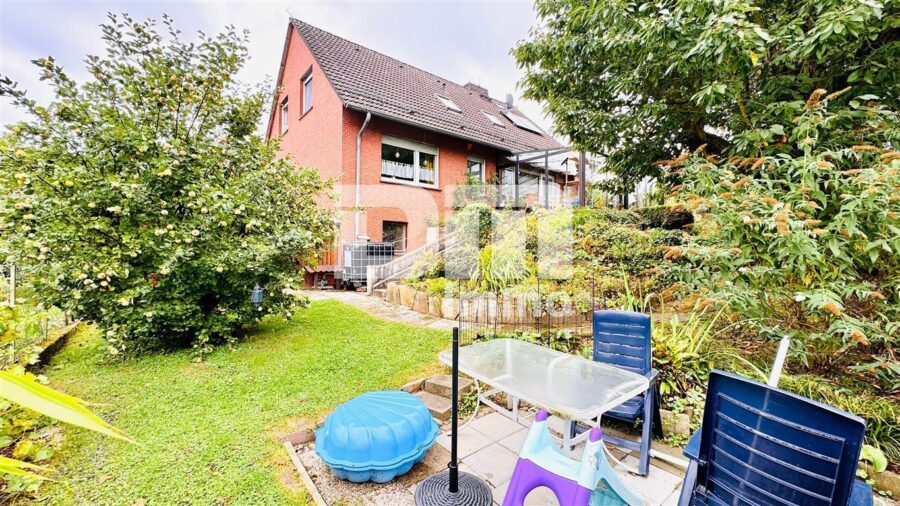 Modernisiertes Einfamilienhaus mit Einliegerwohnung, Wintergarten, Sauna und 2 Garagen - Großer Gartenbereich/ Freisitz